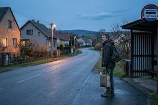 Poslední autobus nestačí: Proč se v Česku nebortí jen doprava, ale i šance normálně žít - Médium.cz